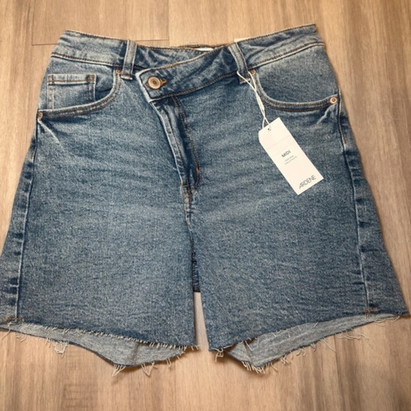 Ardene Asymmetrical Waist Denim Shorts - Dark Wash - Picture 6 of 7
